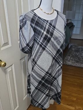 R&K BRAND WOMENS PETITE GRAY AND BLACK SHORT SLEEVES DRESS SIZE MEDIUM PETITE MP
